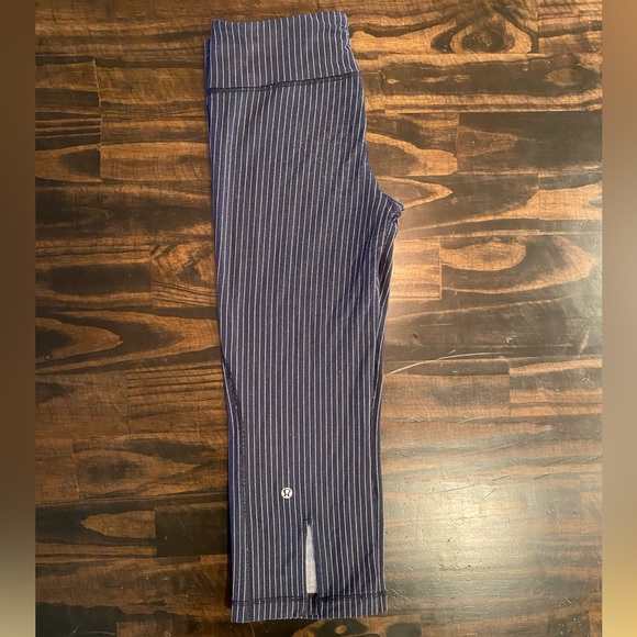 Blue and white Lululemon 25 inch capris with slits size 6 - Picture 6 of 6